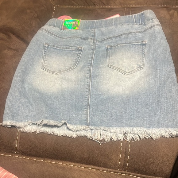 Brand new Girls Skirt - Picture 2 of 4